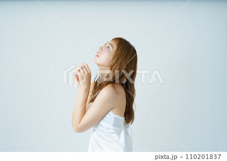 透明感のある女性ポートレート 110201837