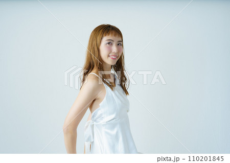 透明感のある女性ポートレート 110201845