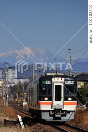 御嶽山と高山本線普通列車 110202510