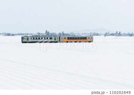 JR東日本キハE120形気動車　キハ110系列　米坂線を走る 110202849