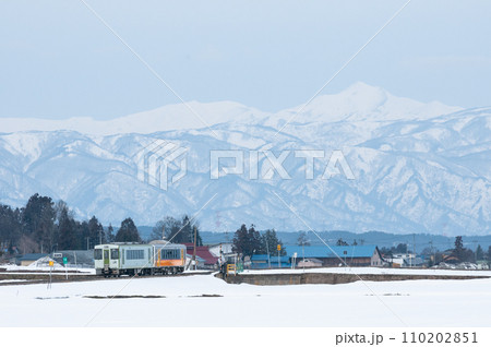 JR東日本キハE120形気動車　キハ110系列　米坂線を走る 110202851