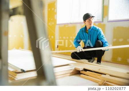 内装業の若い男性 110202877