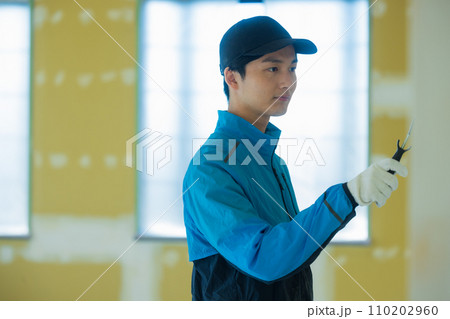 内装業の若い男性　 110202960