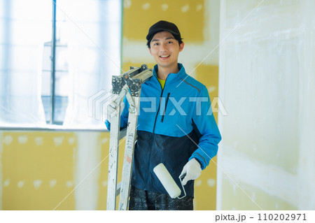 内装業の若い男性　 110202971
