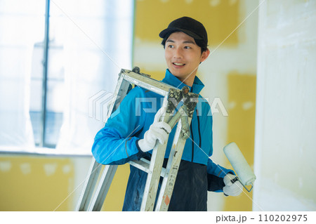 内装業の若い男性　 110202975