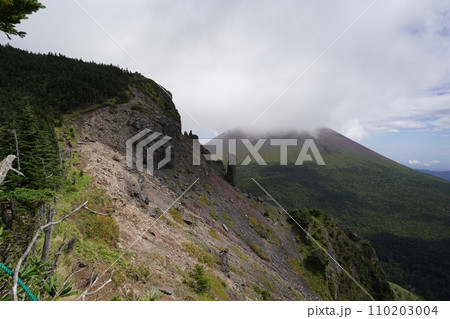 長野県高峰高原車坂峠から登る黒斑山への登山道　槍ケ鞘の付近から浅間山を見る　2023年9月19日 110203004
