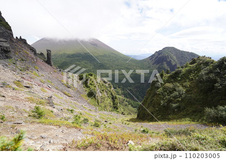 長野県高峰高原車坂峠から登る黒斑山への登山道　槍ケ鞘の付近から浅間山を見る　2023年9月19日 110203005