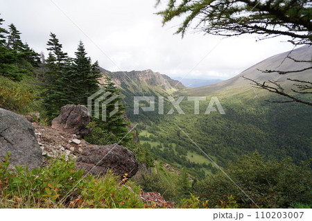 車坂峠から登る黒斑山への登山道　トーミの頭付近から湯の平と外輪山を見る　2023年9月19日 110203007