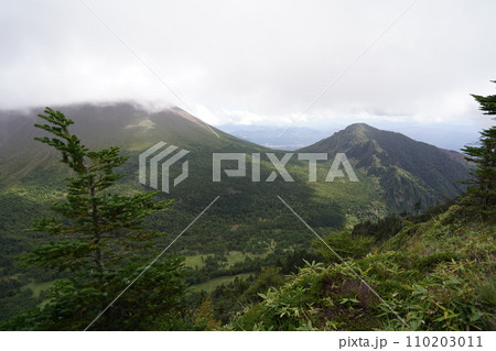 浅間山の外輪山の黒斑山山頂付近から浅間山と剣ケ峰を見る　　2023年9月19日 110203011