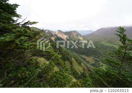 浅間山の外輪山の黒斑山付近から湯の平と外輪山の仙人岳方面を見る　　2023年9月19日 110203013