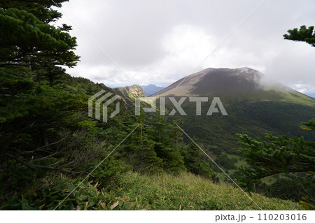 黒斑山から外輪山の蛇骨岳に向かう途中から見る浅間山と湯の平と鋸岳方面　　2023年9月19日 110203016