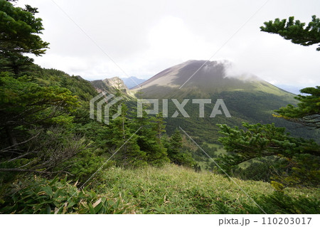黒斑山から外輪山の蛇骨岳に向かう途中から見る浅間山と湯の平と鋸岳方面　　2023年9月19日 110203017