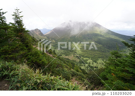 黒斑山から外輪山の蛇骨岳に向かう途中から見る浅間山と湯の平と鋸岳方面　　2023年9月19日 110203020