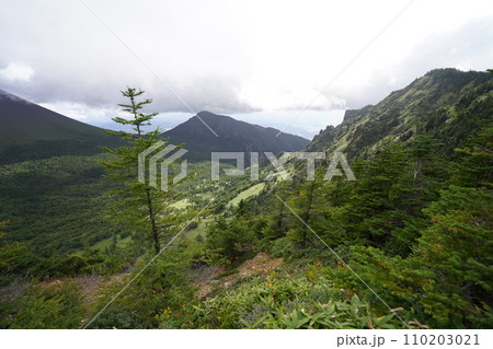 黒斑山から外輪山の蛇骨岳に向かう途中から見る浅間山と湯の平と草すべり方面 2023年9月19日 黒斑山から外輪山の蛇骨岳に向かう途中から見る浅間山と湯の平と草すべり方面 2023年9月19日 110203021