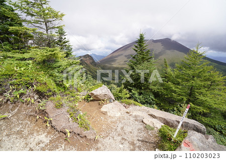 黒斑山から外輪山の蛇骨岳に向かう途中から見る浅間山と湯の平方面　　2023年9月19日 110203023