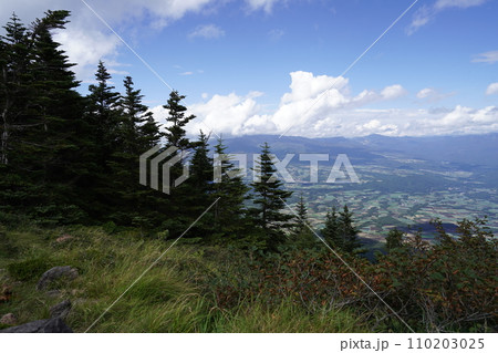 浅間山外輪山の蛇骨岳付近から見る群馬県側の四阿山、嬬恋村方面 2023年9月19日 浅間山外輪山の蛇骨岳付近から見る群馬県側の四阿山、嬬恋村方面 2023年9月19日 110203025