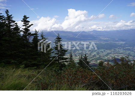 浅間山外輪山の蛇骨岳付近から見る群馬県側の四阿山、嬬恋村方面 2023年9月19日 浅間山外輪山の蛇骨岳付近から見る群馬県側の四阿山、嬬恋村方面 2023年9月19日 110203026