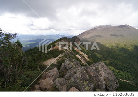 浅間山外輪山の蛇骨岳山頂付近から仙人岳方面　　2023年9月19日 110203035