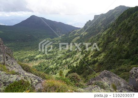 浅間山外輪山の蛇骨岳山頂付近から湯の平と剣ケ峰と草すべり方面　　2023年9月19日 110203037