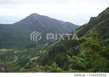 浅間山外輪山の蛇骨岳山頂付近から湯の平と剣ケ峰と草すべり方面 2023年9月19日 浅間山外輪山の蛇骨岳山頂付近から湯の平と剣ケ峰と草すべり方面 2023年9月19日 110203038