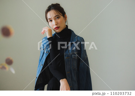 デニムジャケットの女性 110203732
