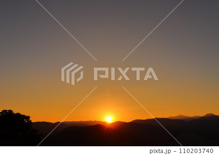 山地に沈む夕日 山地に沈む夕日 110203740