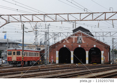かつて大糸線を走っていたリバイバルカラーのキハ52系気動車 かつて大糸線を走っていたリバイバルカラーのキハ52系気動車 110203788