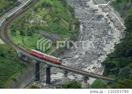 かつて大糸線を走っていたリバイバルカラーのキハ52系気動車 110203790