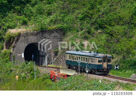 かつて大糸線を走っていたリバイバルカラーのキハ52系気動車 110203806
