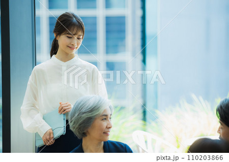 ビジネスシーン　　 110203866