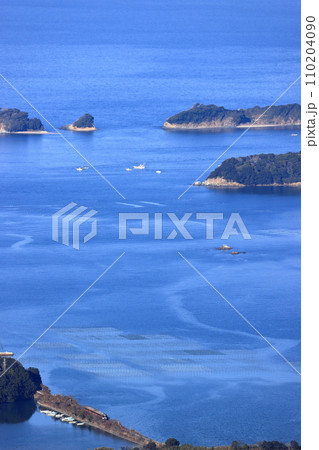 鳥羽の海沿いを走る参宮線列車 110204090