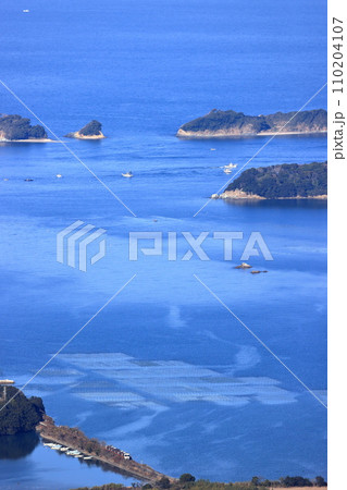 鳥羽の海沿いを走る参宮線列車 110204107