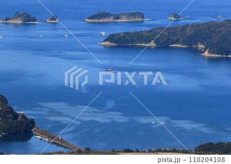 鳥羽の海沿いを走る参宮線列車 110204108