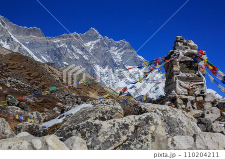 クライマーたちの名前が刻まれたローツェ南壁に向かって立つ墓標 110204211