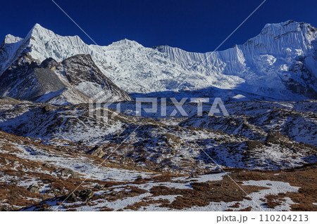 チュクンから望む、カンレヤムウをはじめとするヒマラヤ襞が美しい高峰群 110204213