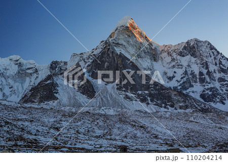 夕暮れ時のチュクンから望む残照の名峰アマダブラム 110204214