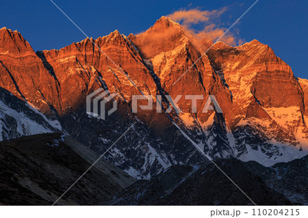 夕陽に染まるローツェの大岩壁 110204215