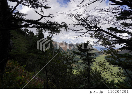 浅間山の黒斑山付近から見る仙人岳方面の外輪山　　2023年9月19日 110204291
