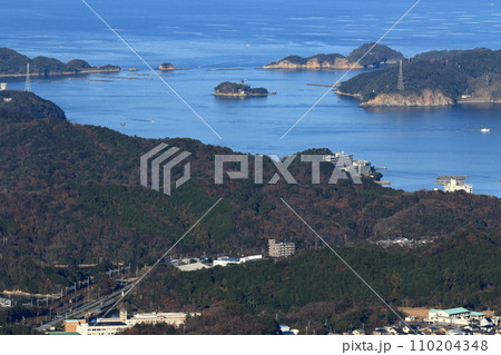 鳥羽の海と参宮線列車 110204348