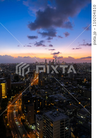 東京都 文京シビックセンター展望ラウンジから見る夕暮れの街並み 池袋方面 東京都 文京シビックセンター展望ラウンジから見る夕暮れの街並み 池袋方面 110204810