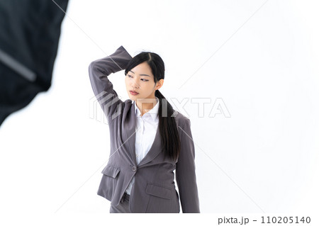 照明の前に立つファッションモデル 照明の前に立つファッションモデル 110205140