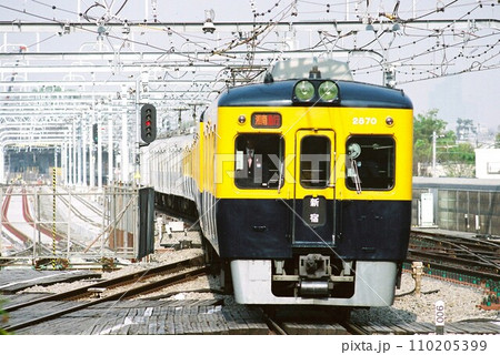 新宿へ向けて高架区間をゆく小田急電鉄2600形 新宿へ向けて高架区間をゆく小田急電鉄2600形 110205399