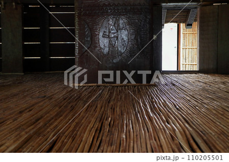 愛し台湾(阿美族の祭屋〈神や祖霊を祀る〉の彫刻から自然の力をもらう。)台東県・台湾アミ族民俗センター 愛し台湾(阿美族の祭屋〈神や祖霊を祀る〉の彫刻から自然の力をもらう。)台東県・台湾アミ族民俗センター 110205501