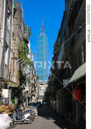 台湾 台北市信義区、住宅街の路地裏と奥にそびえ立つ台北101 台湾 台北市信義区、住宅街の路地裏と奥にそびえ立つ台北101 110207022