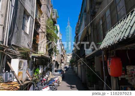 台湾 台北市信義区、住宅街の路地裏と奥にそびえ立つ台北101 台湾 台北市信義区、住宅街の路地裏と奥にそびえ立つ台北101 110207023
