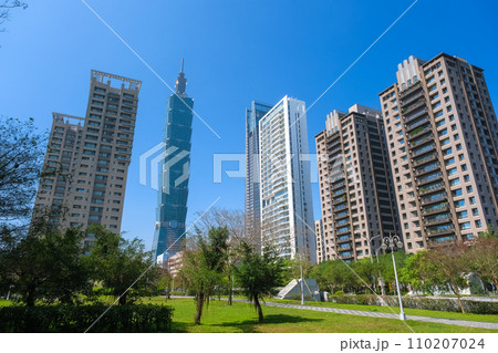 台湾 台北市 象山公園から見える台北101と高層マンション群 110207024