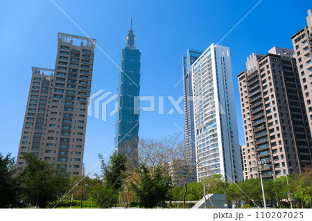 台湾 台北市 象山公園から見える台北101と高層マンション群 110207025