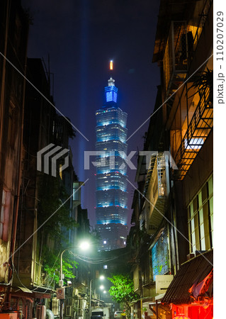 台湾 台北市信義区、夜の住宅街の路地裏と奥にそびえ立つ台北101 110207029