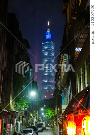 台湾 台北市信義区、夜の住宅街の路地裏と奥にそびえ立つ台北101 110207030