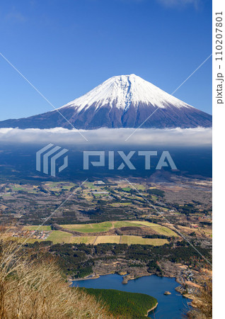 長者ヶ岳より望む富士山と田貫湖の絶景 110207801